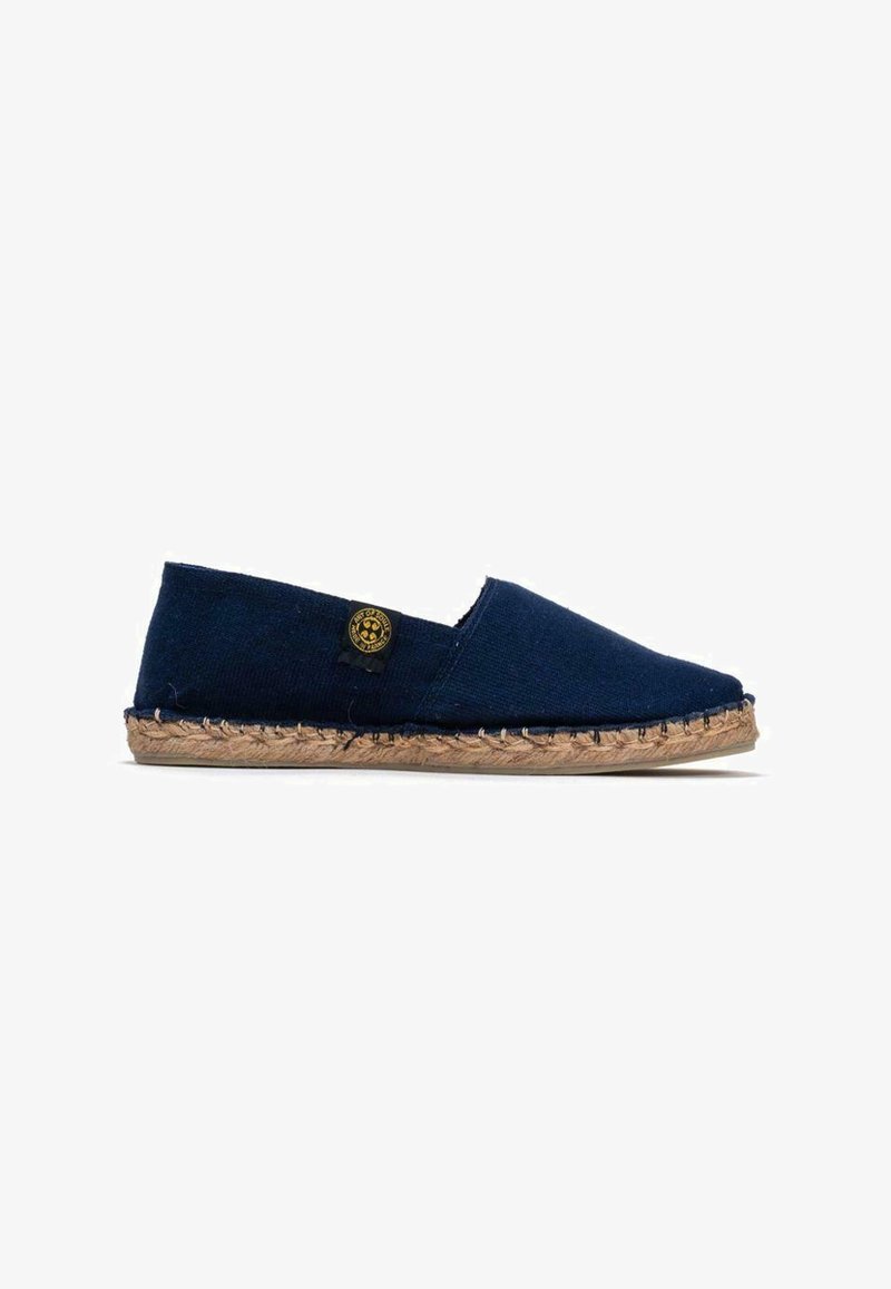 Espadrilles en toile bleu marine avec une semelle en corde de jute. Équipées d'un bouton décoratif en or sur le côté et d'une conception à bout fermé.