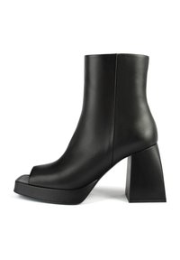 Botă din piele neagră, la glezna, cu vârf deschis, toc bloc unghiular, textură netedă și design minimalist, fără hardware sau modele vizibile.