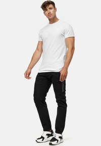 INDICODE JEANS HOSE BRUNO - Pantalones - black
