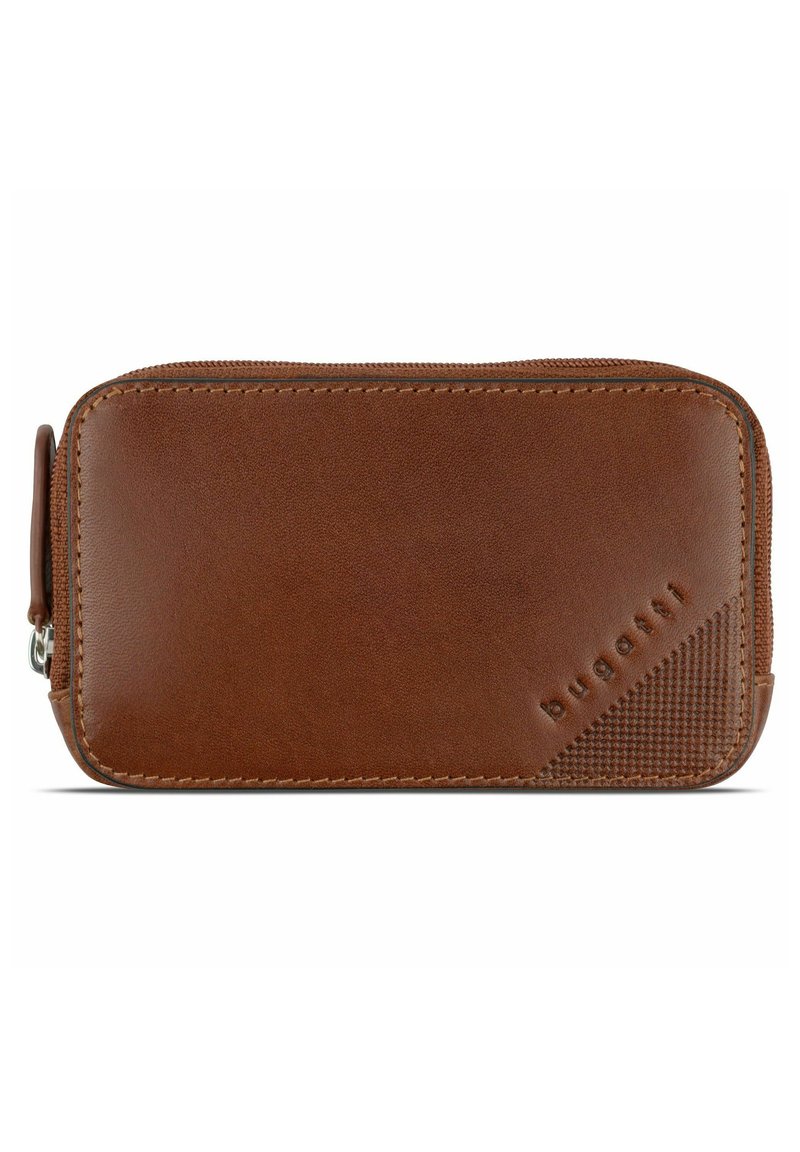 Portefeuille en cuir marron avec un accent texturé, fermeture éclair et logo en relief. Présente une surface lisse et une forme rectangulaire.