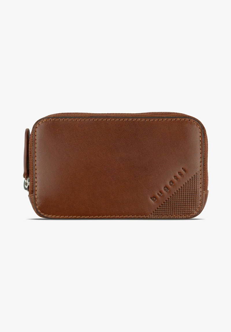 Cartera de cuero marrón con un acento texturizado, cierre de cremallera y logotipo en relieve. Presenta una superficie suave y una forma rectangular.
