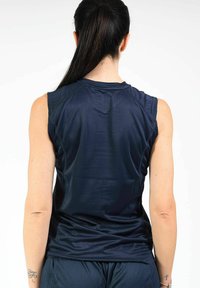 Maglietta atletica senza maniche di colore blu navy realizzata in materiale liscio e leggero. Presenta un collo rotondo e cuciture piatte per il massimo comfort.