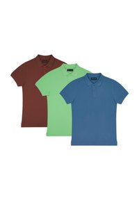 Trzy koszulki polo w kolorach brązowym, zielonym i niebieskim. Każda z nich ma klasyczny kołnierzyk, krótkie rękawy i prążkowaną teksturę.