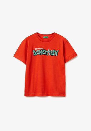 Camiseta de manga corta de color naranja brillante con texto estilo graffiti en verde y blanco que dice "United Colors of BENETTON" en el frente.
