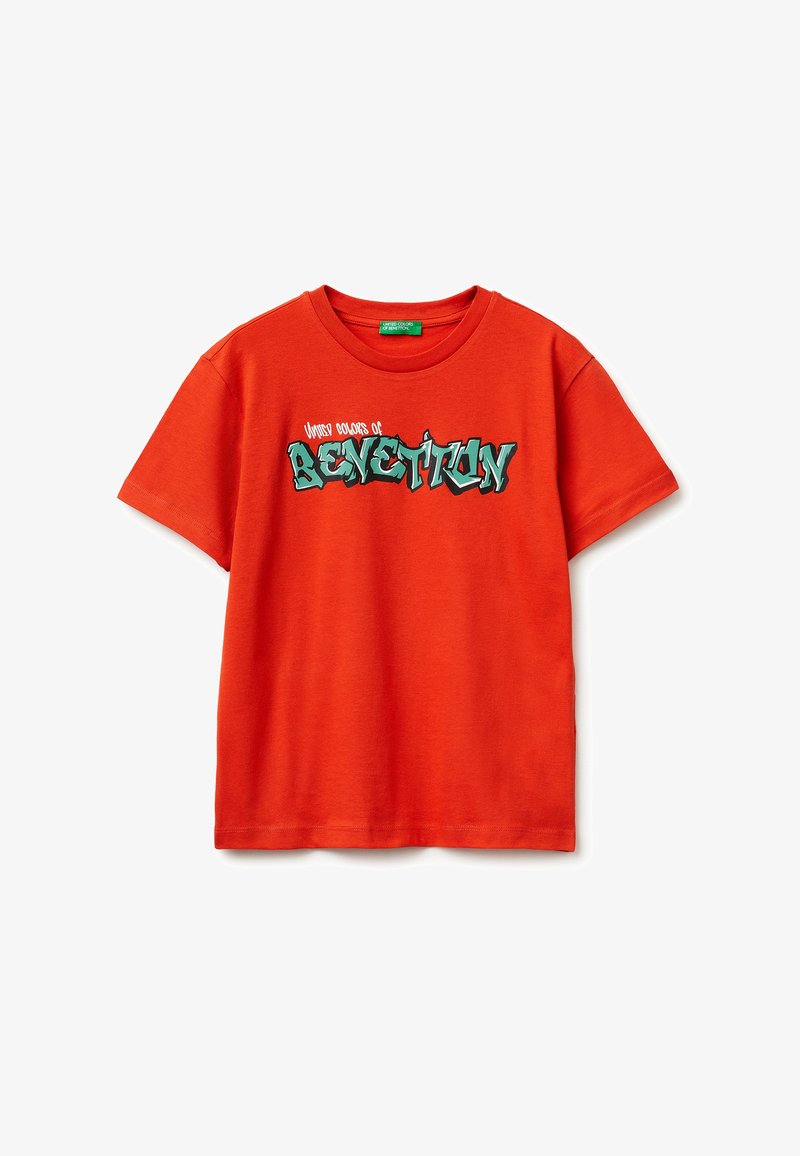 Jasně oranžové tričko s krátkými rukávy s graffiti stylem nápisu "United Colors of BENETTON" v zelené a bílé barvě na přední straně.