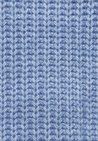 Gaiši zils adīts audums ar teksturētu, chevron rakstu, kas veidots, pārmaiņus izmantojot adījumus, demonstrējot mīkstu un biezu dziju.