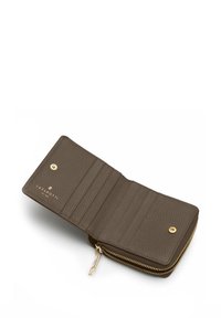 Portafoglio in pelle marrone con finitura texturizzata, hardware dorato, più scomparti per carte e un vano con zip per monete o contante.
