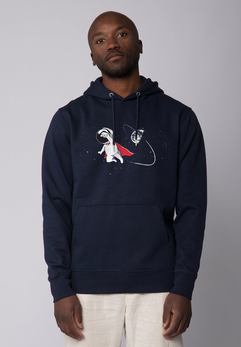 Sweat à capuche bleu marine avec une poche frontale, présentant un graphique de chien astronaute en blanc et rouge, avec des éléments spatiaux en arrière-plan.