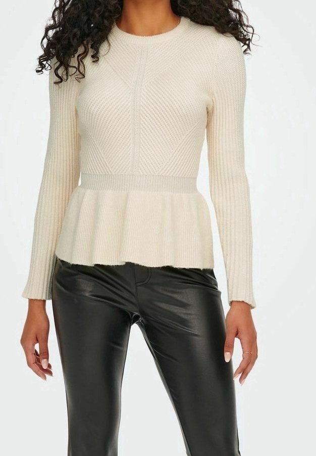 Cremefarbener, gerippter Peplum-Pullover mit strukturiertem Muster, rundem Ausschnitt und figurbetonten langen Ärmeln, kombiniert mit schwarzen Hosen aus Kunstleder.