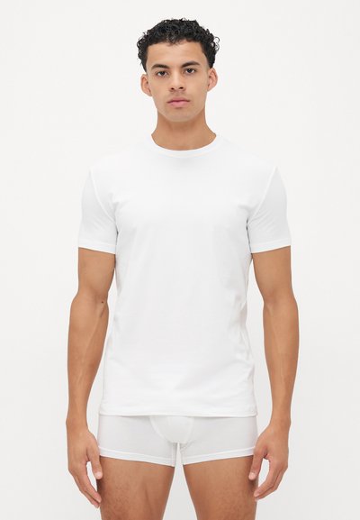 Weißes Baumwoll-T-Shirt mit kurzen Ärmeln, Rundhalsausschnitt, figurbetonter Passform, glatter Textur und ohne sichtbare Muster oder Akzente.