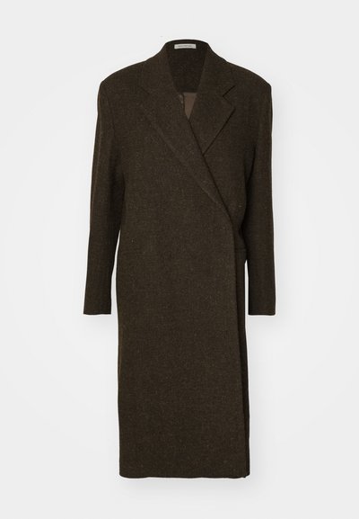 Rudas, ilgas paltas pagamintas iš tekstūruoto audinio. Savybėms priklauso iškirptė su išskirtiniais kraštais, dvigubai mygtukais priekyje ir ilgomis rankovėmis. Nėra matomų užsegimų.