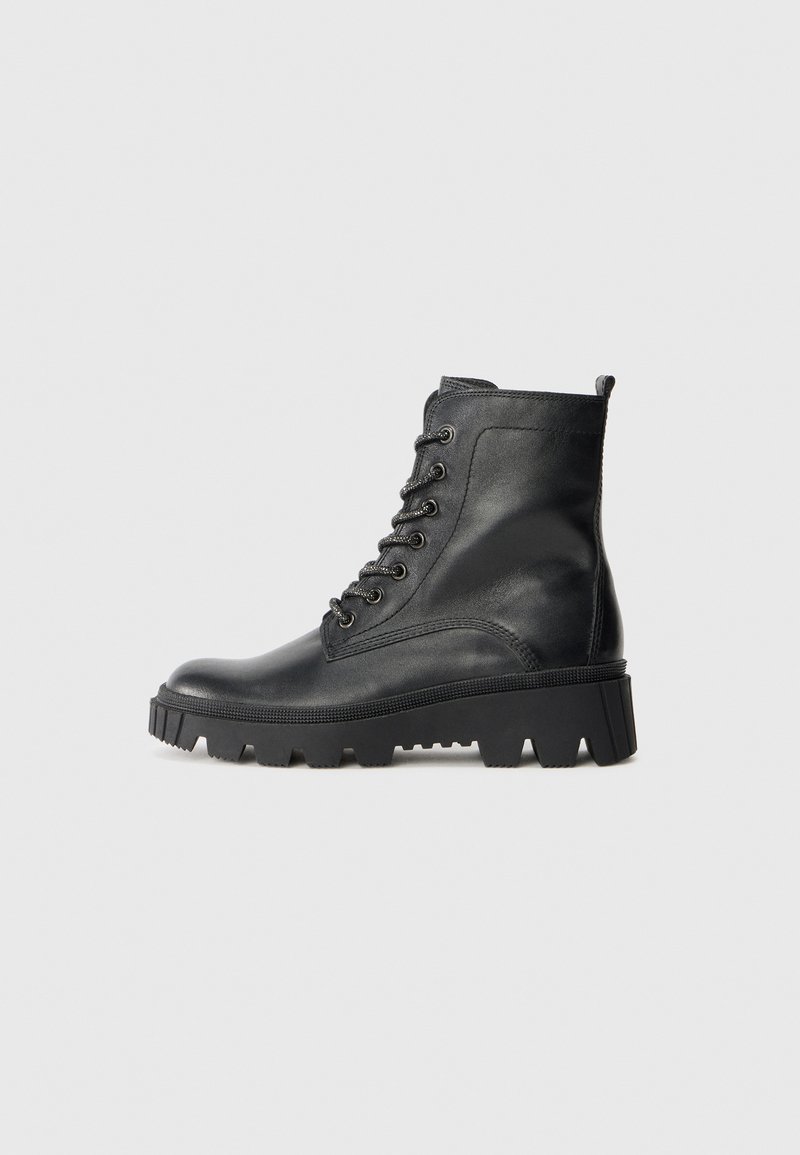 Botas de tobillo de cuero negro con punta redonda, cordones en la parte delantera y suela de goma texturizada que presenta tachuelas prominentes para un mejor agarre.