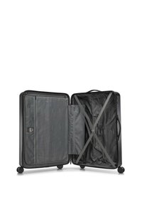 Zwarte harde koffer met gladde textuur, ritscompartimenten, grijze stofvoering en cross-straps voor het beveiligen van spullen. Vier wielen.