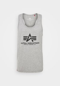 Canottiera grigia in cotone, con il logo e il design grafico "Alpha Industries" in nero, caratterizzati da forme geometriche e testo.