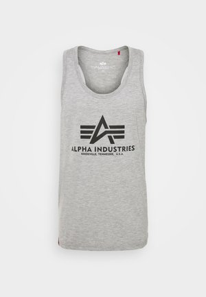 Šedé tílko vyrobené z bavlny, s černým logem a grafickým designem "Alpha Industries" obsahujícím geometrické tvary a text.