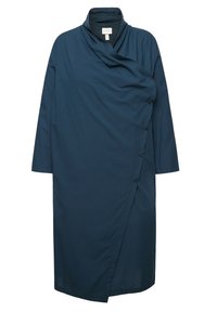 Abito blu scuro, fino al ginocchio, con colletto drappeggiato, maniche lunghe e bottoni laterali. Realizzato in un tessuto leggero con una consistenza liscia.