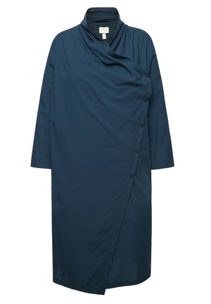 Tummansininen, polvipituinen mekko, jossa on pussimainen kaulus, pitkät hihat ja sivunapit. Valmistettu kevyestä kankaasta, jossa on sileä pinta.