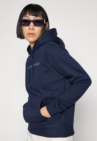 Tommy Jeans LINEAR LOGO FLEECE DRAWSTRING HOODY - Kapuutsiga pusa - dark night navy