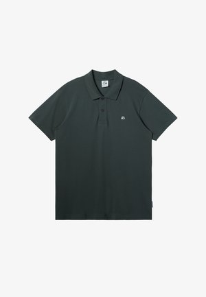 Dunkelgrünes Poloshirt aus Baumwolle mit Kragen, einfacher Knopfleiste mit drei Knöpfen, kurzen Ärmeln und einem kleinen Logo auf der linken Brust.