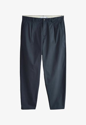 Meeste tumesinised püksid vööaasade, eesmine voldikute, kaldtaskute, nööbi ja lukuga, valge tausta ees.