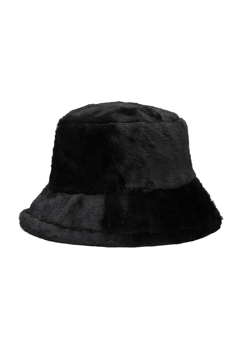 Cappello a secchiello in pelliccia sintetica nera con una texture morbida, cima arrotondata e ampia visiera, caratterizzato da un design senza cuciture e un colore uniforme.