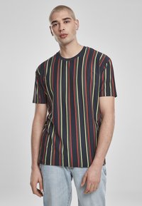T-shirt à manches courtes avec une base bleu marine, présentant des rayures verticales rouges et jaunes. Col rond et coupe décontractée. Matériau en coton.