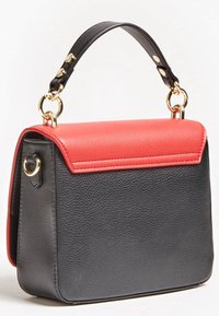 Sac à main en cuir noir et rouge à la forme structurée, doté d'un rabat supérieur rouge, de ferrures dorées et d'une bandoulière noire avec des anneaux.