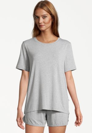 Graues Baumwoll-T-Shirt mit Rundhalsausschnitt und kurzen Ärmeln, dazu passende Shorts mit lockerer Passform und glatter Textur.