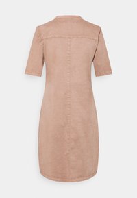 Abito a maniche corte in una tonalità di rosa tenue, realizzato in un tessuto morbido con una consistenza liscia, caratterizzato da una linea semplice e dettagli cuciti sul retro.