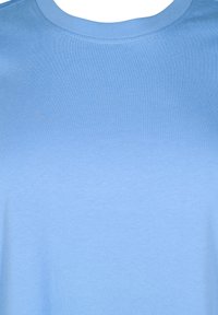 T-shirt in cotone blu chiaro con scollatura a girocollo, caratterizzato da una texture liscia e un colore uniforme senza fantasie o accenti.