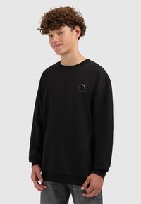 Zwarte sweatshirt met een ronde halslijn en lange mouwen. Bevat een klein rond logo op de linkerborst. Het materiaal lijkt gestructureerd.