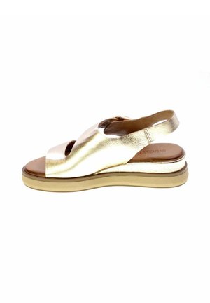 Sandalo slingback metallizzato oro con punta aperta, soletta imbottita marrone e suola in gomma beige, progettato per un utilizzo casual.