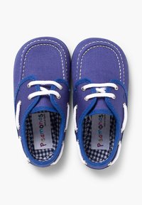 Zapatillas de lona moradas con cordones y costuras blancas, con un patrón de cuadros en el interior y un diseño de puntera redonda.
