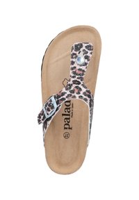 Sandaler med leopardprint, en struktureret rem, sølvfarvet spænde og en polstret fodseng i beige. Flad sål for komfort og stabilitet.