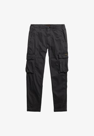 Czarne spodnie cargo z wieloma klapkowymi kieszeniami na udach, przednimi kieszeniami bocznymi oraz szlufkami na pasek, ułożone płasko na białym tle.