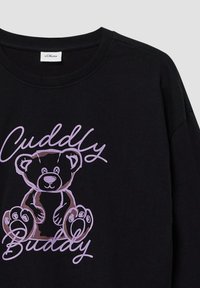 Czarna bluza z grafiką misia teddy w odcieniach brązu i fioletu, z napisem "Cuddly Buddy" w zabawnym stylu.