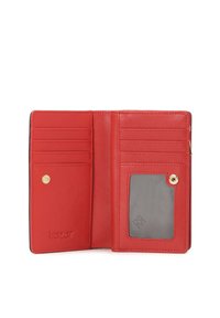 Interiér červenej koženej peňaženky s viacerými slotmi na karty, priehľadnou kapsou na ID a zlatým patentným uzáverom.