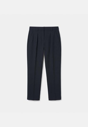 Pantaloni da donna sartoriali blu navy con pieghe, tasche laterali, passanti per cintura e taglio dritto sottile, mostrati distesi su uno sfondo chiaro.