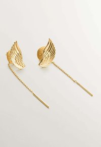 Pendientes en forma de alas doradas con acentos de cadena. Las alas presentan estrías detalladas; las cadenas llevan a pequeñas barras rectas. Textura metálica suave.