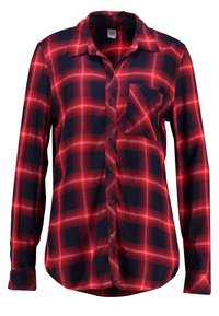 Camicia a maniche lunghe a quadri rossi e blu navy con colletto e taschino sul petto.