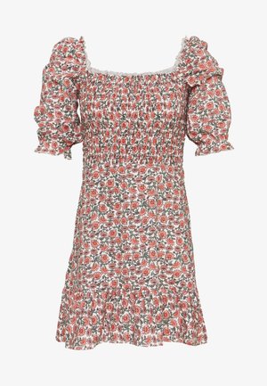 Vestito floreale con maniche corte gonfie, corpetto arricciato, scollo quadrato e orlo arricciato in arancione e verde su sfondo bianco.