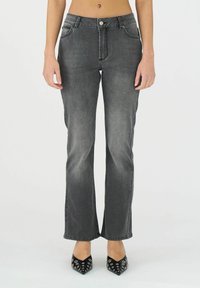 Jeans de mezclilla gris con un diseño de pierna recta, que presentan un estilo clásico de cinco bolsillos, cierre de botón metálico y un ligero desvanecimiento.