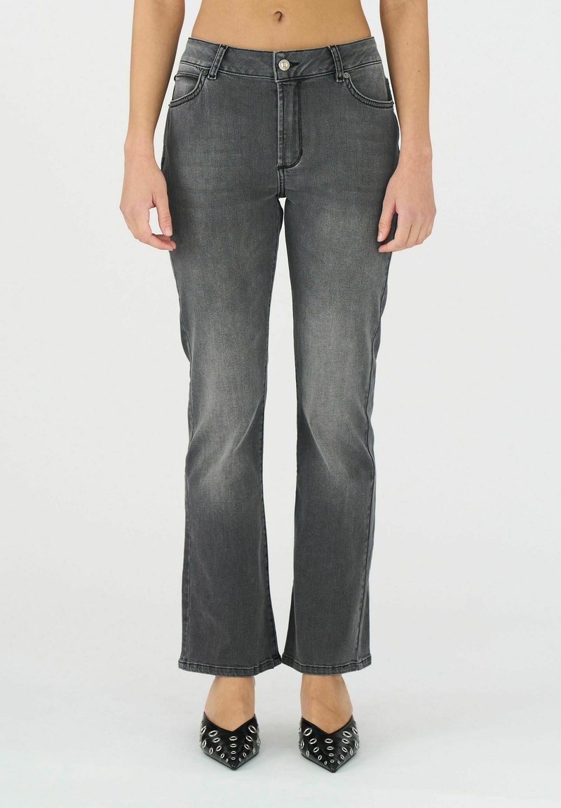 Jeans de mezclilla gris con un diseño de pierna recta, que presentan un estilo clásico de cinco bolsillos, cierre de botón metálico y un ligero desvanecimiento.
