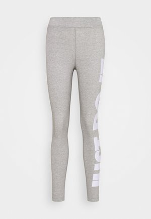 Leggings grigi in misto cotone, con vita alta e bold testo bianco lungo il lato sinistro. Texture liscia e design aderente.