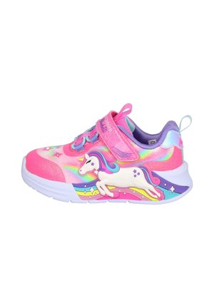 Zapatilla rosa con parte superior brillante, que presenta un gráfico de unicornio y un diseño de arcoíris en la suela. Cierre de velcro y detalles texturizados.