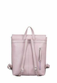 Sac à dos en cuir rose avec une finition texturée, une sangle supérieure, des bretelles réglables et une poche zippée sur le côté. Design épuré et minimaliste.