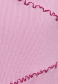 Rosa gerippter Stoff mit einer wellenförmigen rosa Kante entlang des Randes. Die Textur wirkt weich mit einem subtilen Glanz.