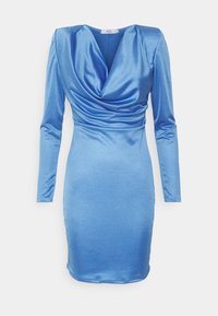 Robe en satin bleu avec un décolleté en V drapé, des manches longues et une silhouette ajustée. La texture lisse et la finition brillante rehaussent son apparence.
