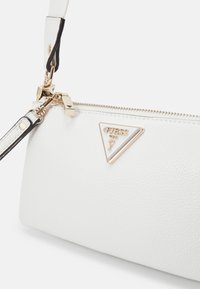 Guess LATONA MINI SET - Axelremsväska - white