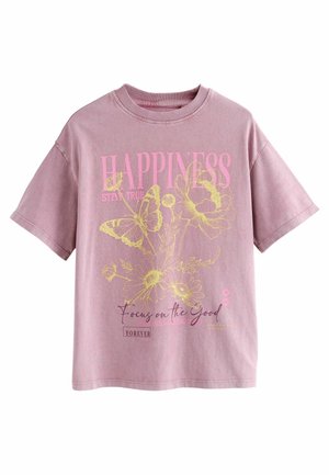 Rosa T-Shirt mit kurzen Ärmeln und Grafikdesign, das gelbe Schmetterlinge und Blumen zeigt, sowie den Text: "HAPPINESS" und "Focus on the Good."